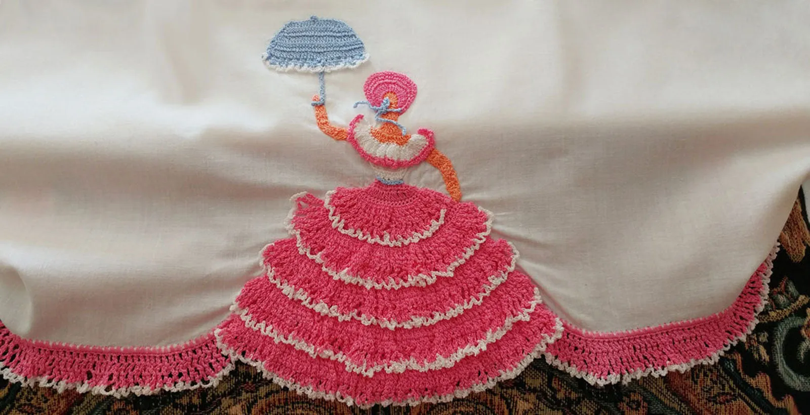 *GORGEOUS VINTAGE HEIRLOOM CROCHETED BY HAND FROM 1949 PATTERN CRINOLINE LADY CAMEO PILLOW CASES - 1 PAIR