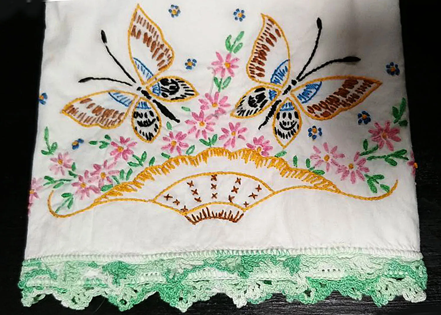 *VINTAGE HEIRLOOM HAND EMBROIDERED BUTTERFLIES& FLORAL BASKET PILLOW CASES TRIMMED WITH MINT GREEN CROCHETED HEM- 1 PAIR